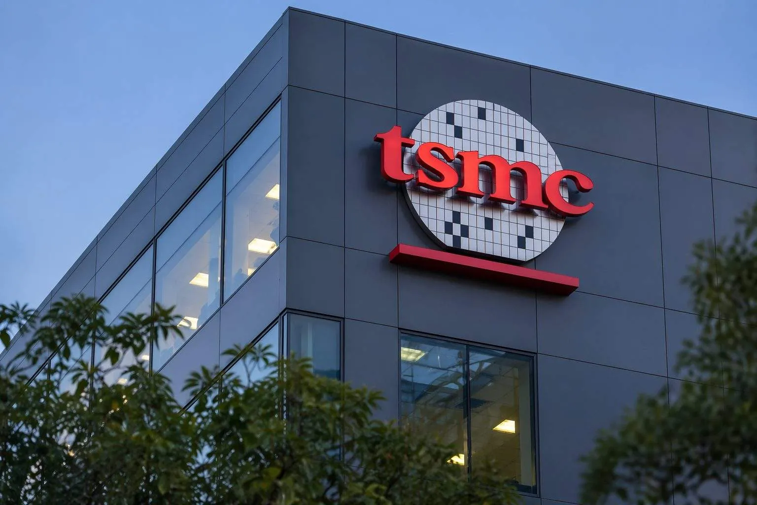 TSMC, ASML High-NA EUV 도입 2029년까지 연기 — '너무 비싸다'